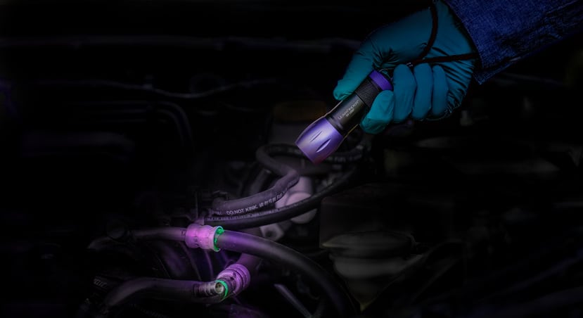 161680992黑光燈照射液壓係統泄漏3625079.jpg 黑光燈照射液壓係統泄漏