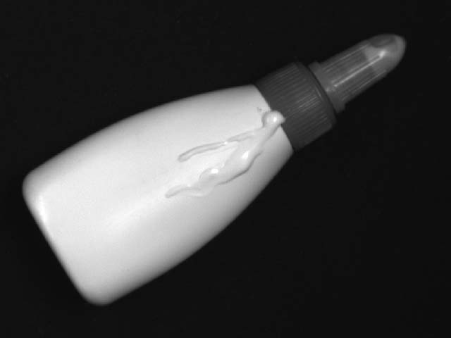 白色塑料瓶上的白色膠水很難看見 白色塑料瓶上的白色膠水很難看見