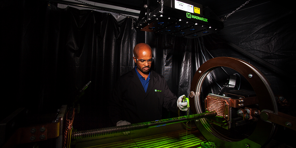 磁粉櫃中的ST700高架紫外線燈 磁粉櫃中的ST700高架紫外線燈