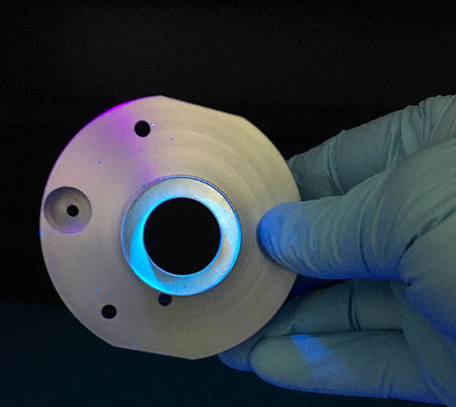  脫脂檢查黑光燈LUYOR-2130L照射不鏽鋼表麵，油脂發出藍色熒光