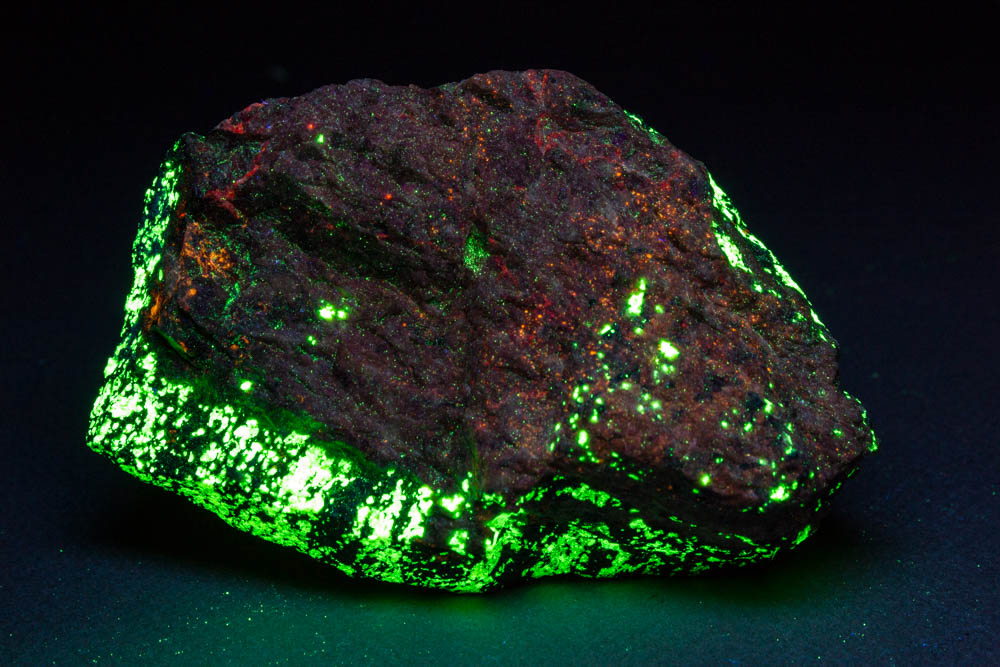 礦石在LEC-216L短波紫外線燈照射下發光 礦石在LEC-216L短波紫外線燈照射下發光