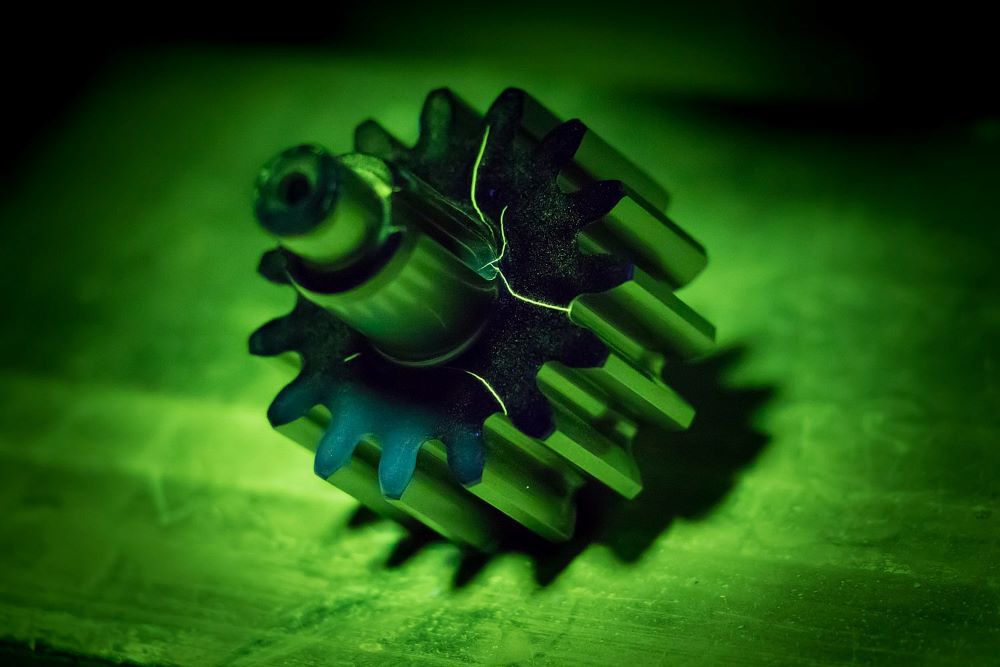 探傷黑光燈用於檢查齒輪裂紋