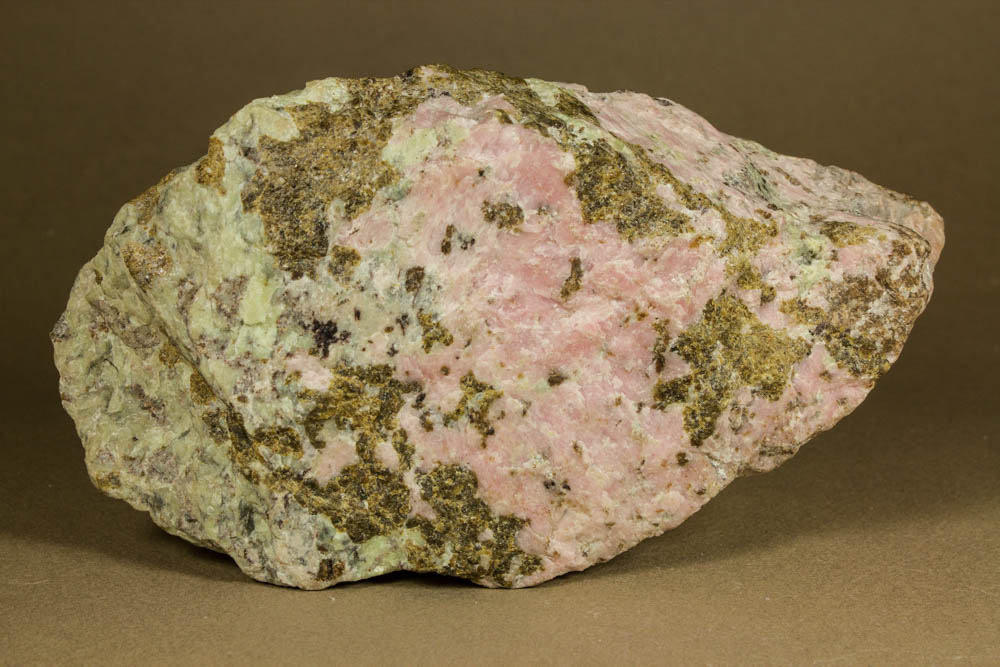 鉛砷磷灰石礦石在白光下 鉛砷磷灰石礦石在白光下