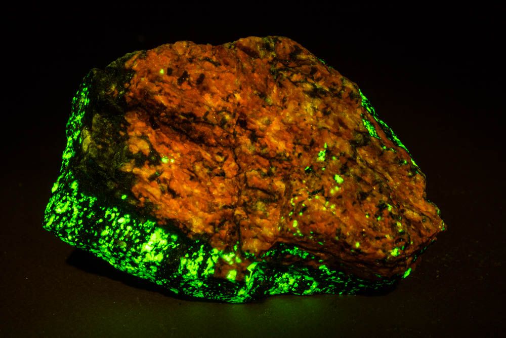 鉛砷磷灰石礦石在藍光熒光手電筒照射下的效果 鉛砷磷灰石礦石在藍光熒光手電筒照射下的效果