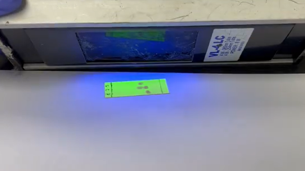 紫外線燈下的薄層板 紫外線燈下的薄層板